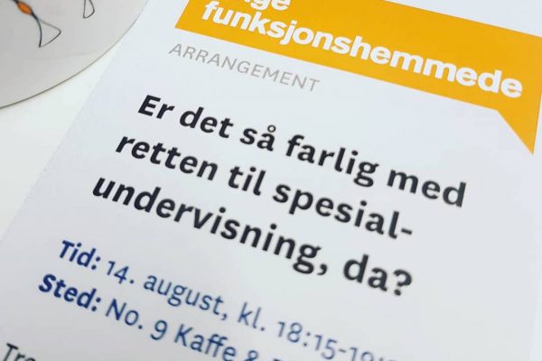 Bilde av en brosjyre, med teksten "Er det så farlig med retten til spesialundervisning, da?". 14. august kl. 18.15, på No9 Kaffe & Platebar.