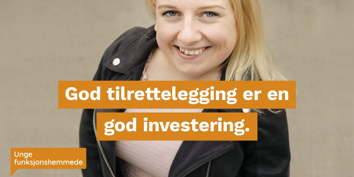 Bilde ovenfra av en kvinne som smiler inn i kamera. Midt i bildet er et grafisk element med teksten "God tilrettelegging er en god investering."