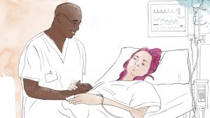 En sykepleier snakker til en ung kvinne som ligger i en sykeseng