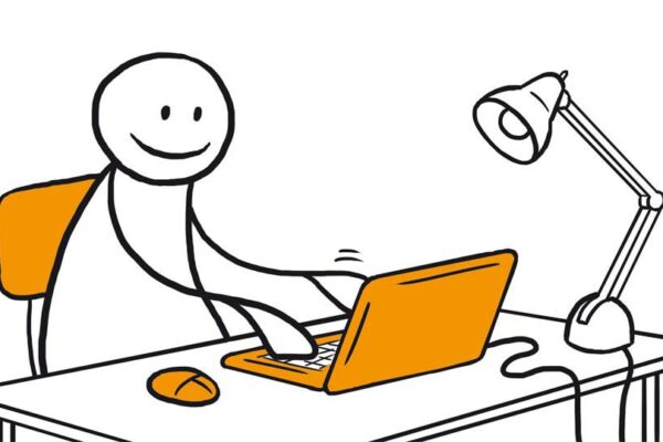 En figur sitter ved et bord og skriver på en laptop