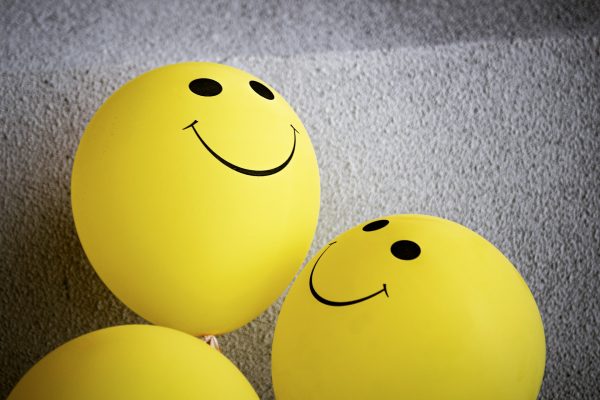 Gule ballonger med smilefjes på