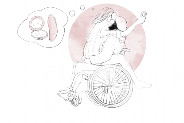 En ung kvinne i rullestol har en annen sittende på fanget mens de bruker en trusevibrator