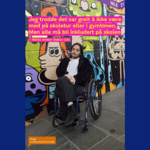 En ung kvinne i rullestol foran en vegg med tagging