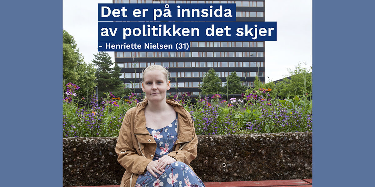 En ung kvinne sitter på en benk ved Universitetet i Oslo
