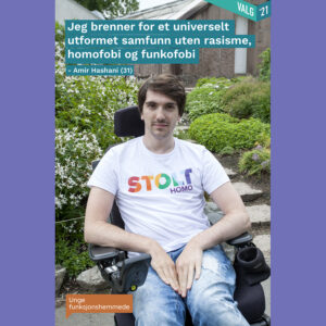 Bilde av ung mann i park med Stolt homo t-skjorte på