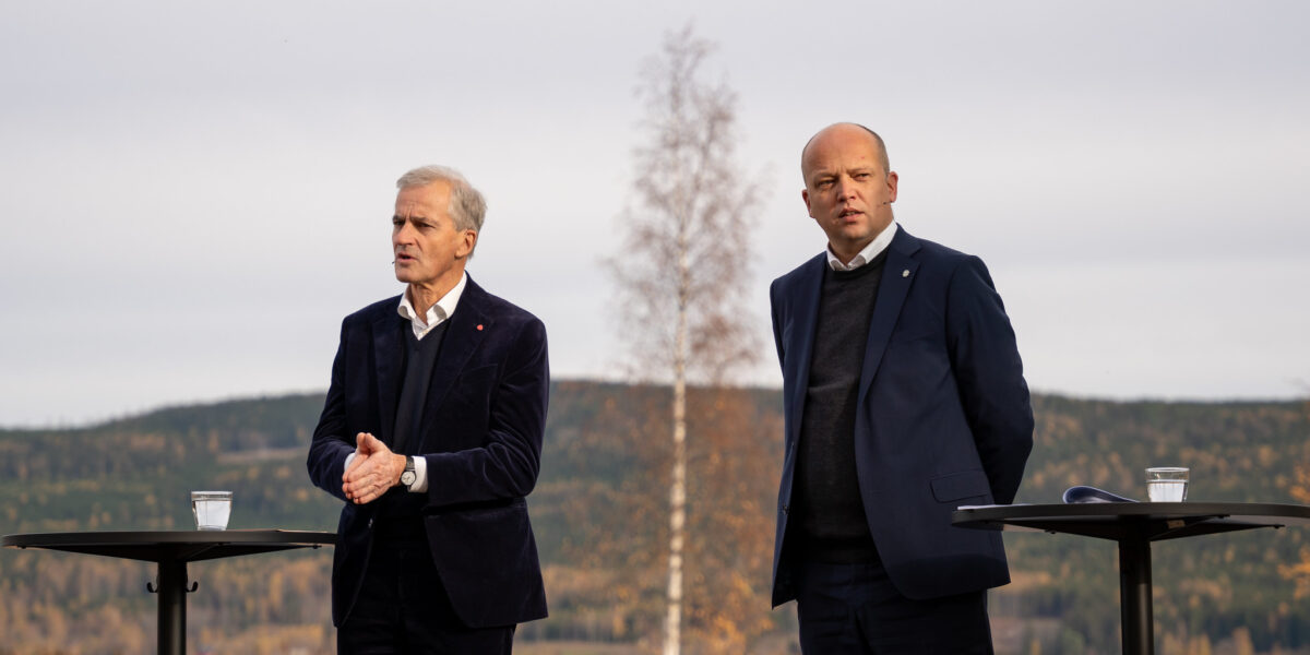 To politikere på en scene foran Hurdalsjøen