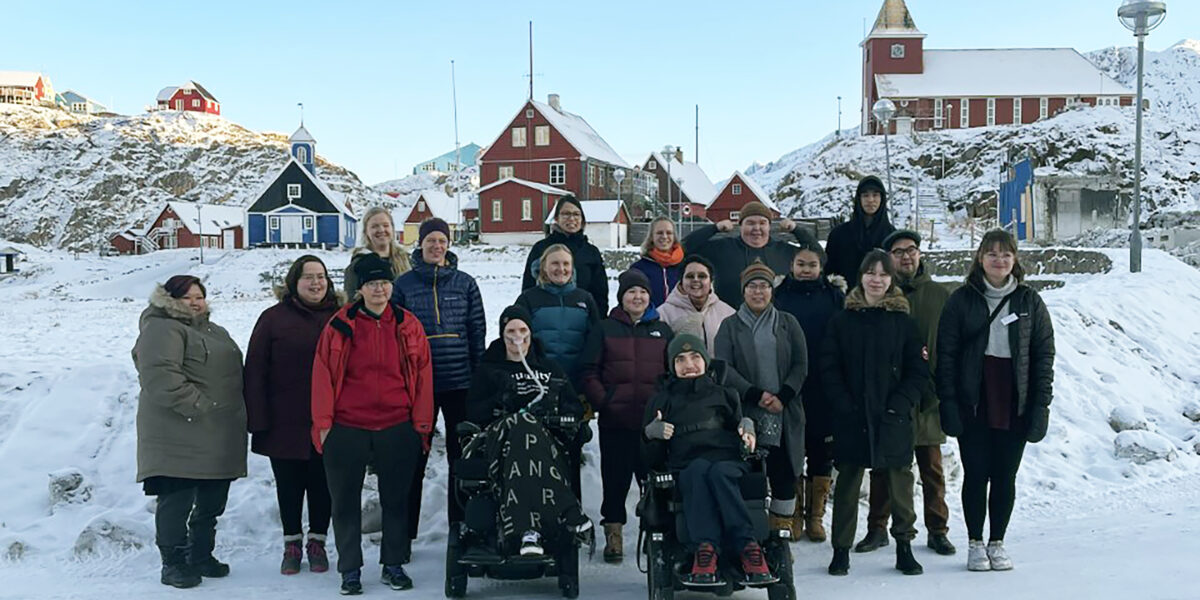 En gruppe mennesker ute i snøen på Grønland
